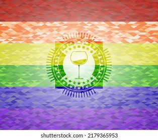 icono de copa de vino dentro del emblema de colores lgbt. 