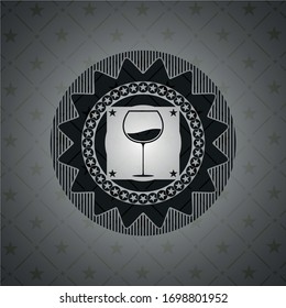 icono de copa de vino dentro de un emblema oscuro realista