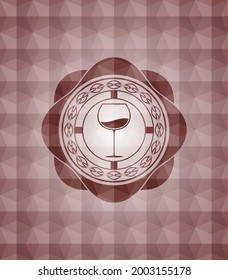 icono de copa de vino dentro del emblema rojo o placa con fondo de patrón geométrico. Sin inconveniente. 