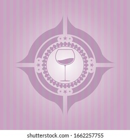 Weinbecher-Ikone im Retro-rosa-Emblem