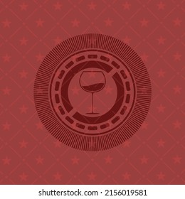 icono de copa de vino dentro del emblema rojo estilo retro. 
