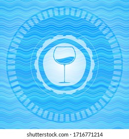 Weinbecher Ikone im Himmel blaues Wasser-Welle-Symbol. 