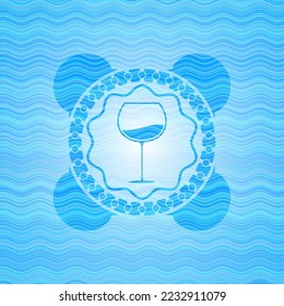 icono de copa de vino dentro de la insignia de estilo de agua azul cielo. 