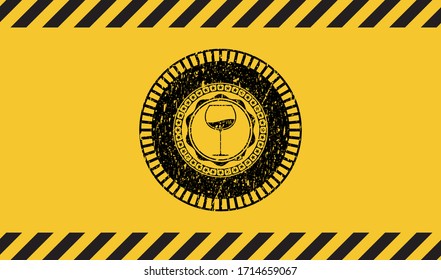 icono de copa de vino en el interior del signo de advertencia, emblema negro de grunge. Ilustración vectorial. Detallado. 