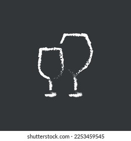 Icono de tiza lineal para lentes de vino. Efecto de dibujo manual. Ilustración negra aislada por vectores