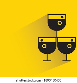 gafas de vino con sombra sobre fondo amarillo