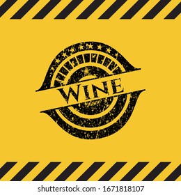 Wein im Inneren des Warnzeichens, schwarzes Grunge-Emblem. Vektorillustration Illustration. Detaillierte Angaben.