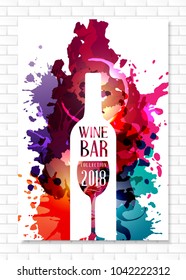 Plantilla de lista de vinos para el diseño de menús de bar o restaurante. Fondo artístico creativo con pinturas en color y siluetas de vid y botellas de vidrio.