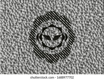 icono de alas dentro del emblema negro con fondo de burbujas grises. Ilustración vectorial. Detallado.