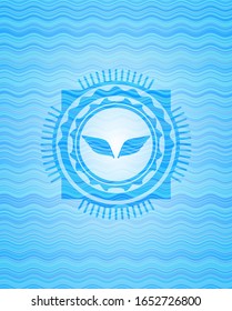 icono de alas en el fondo del emblema azul claro.