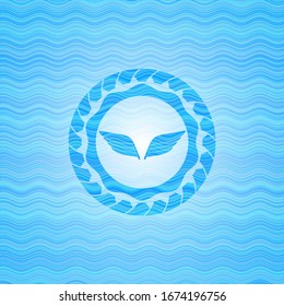 icono de alas dentro de la insignia de estilo ola azul cielo.