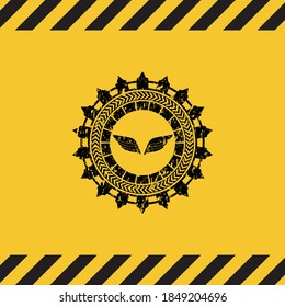 icono de alas dentro del signo de advertencia, emblema negro grunge. Ilustración vectorial. Detallado. 