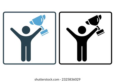 Sieger-Symbol. Mann, der eine Trophäe hält. Ikone im Zusammenhang mit Feiern, Gewinner, Erfolg, Belohnung. Solid-Icon Stil Design. Einfaches Vektordesign bearbeitet