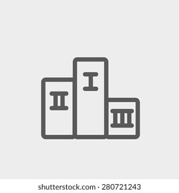 Ganadores de la línea delgada del icono del podio para web y móvil, moderno diseño minimalista plano. Icono vector de gris oscuro sobre fondo gris claro.