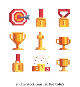 Premio al trofeo del ganador. Icono de goblet y medalla de oro en píxeles. Podio de los ganadores. Copa de oro. Competencias deportivas. En primer lugar. Ilustración vectorial abstracta aislada. Sprite de 8 bits. 