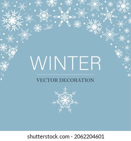 Winterblauer Himmel mit fallendem Schnee. Schneeflocken Hintergrund für Frohe Weihnachten und glückliches Neues Jahr. Elegante geometrische Vektorgrafik.