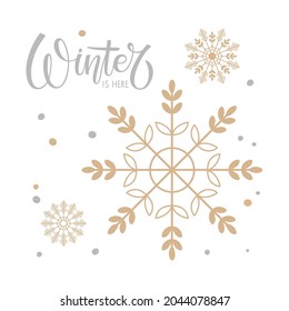 El invierno está aquí texto y juego de siluetas de copo de nieve dorado. Elementos de las vacaciones de Navidad y Año Nuevo para tarjeta de saludo, afiche. Ilustración vectorial. Logo simétrico de nieve de cristal aislado en blanco