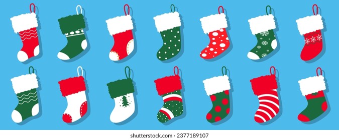 Las vacaciones de invierno presentan medias en un diseño plano. medias navideñas con varios adornos tradicionales coloridos de vacaciones. Caricatura empapada con regalos. Calcetines de Año Nuevo