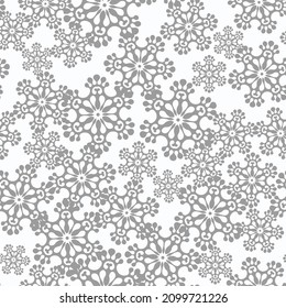 Winternahtloses Muster mit grauen Schneeflocken auf weißem Hintergrund. Vektorgrafik für Gewebe, Tapete aus Spinnstoffen, Poster, Geschenkpapier. Weihnachtsvektorgrafik. Schneefall.