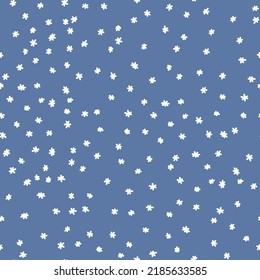 Winternahtloses Muster mit weißen Schneeflocken auf blauem Hintergrund. Vektorgrafik für Gewebe, Tapete aus Spinnstoffen, Poster, Geschenkpapier. Weihnachtsvektorgrafik.