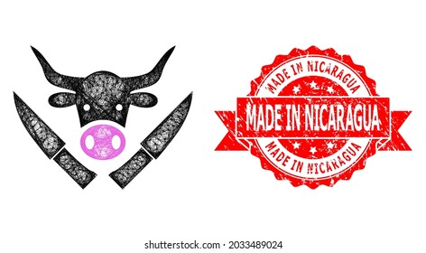Icono de cuchillos de carnicería con marco de alambre, y sello de cinta corroída por Made in Nicaragua. El sello rojo incluye la leyenda "Hecho en Nicaragua" dentro de la cinta. Red plana de estructura geométrica basada en el icono de los cuchillos de carnicería,