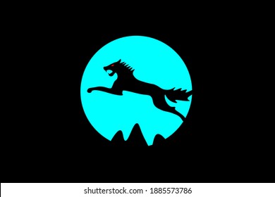 Nachts springt Wolf vor den Mond