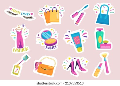 Colocación de calcomanías para accesorios para mujeres. Montón de azotes de belleza, bolsas de compras, cosméticos, ropa y zapatos de moda, maquillaje y otras insignias. Ilustración de vectores con material impreso aislado en diseño plano