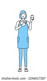 A woman in an apron recommending cashless online payments on a smartphone.