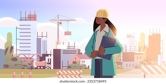 mujer arquitecta o ingeniera uniformada parada cerca de un fondo inconcluso de construcción