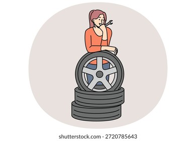 Frau Automechaniker bereitet sich auf den Austausch von Autorädern während der Wartung oder Reparatur des Fahrzeugs. Happy Mädchen Automechaniker mit Schlüssel in den Händen lehnt sich an Reifen, Freude an der Möglichkeit, sie auf eigene Faust zu ersetzen