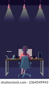 Vista posterior de una mujer que opera un ordenador de escritorio en una habitación oscura. Trabajo remoto. Tiempo extra