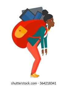 Mujer con mochila llena de dispositivos.