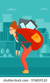Mujer con mochila llena de dispositivos.