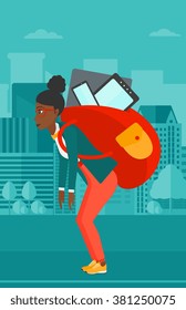Mujer con mochila llena de dispositivos.