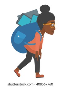 Frau mit Rucksack voller Geräte.
