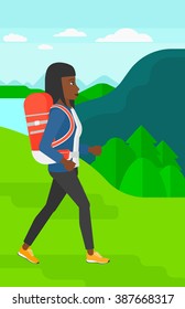 Frau mit Rucksackwanderung.