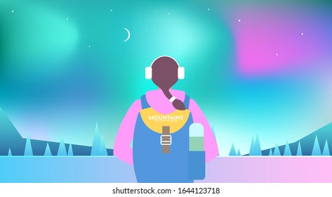 Una mujer con mochila que usa los aceros de invierno, con termos, viajero, explorador de pie, mira las auroras boreales. Concepto de descubrimiento, exploración, caminatas, turismo de aventura y viajes. Vector plano 