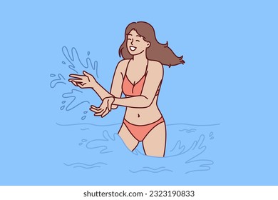 Las mujeres nadan en bikini en el mar y se bañan en el agua disfrutando de los viajes de verano o de un viaje al parque acuático. Chica feliz con traje de baño en un mar de rodillas durante las vacaciones en una isla tropical con clima cálido