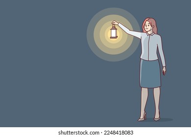 Una mujer vestida con atuendo de negocios sobresale sosteniendo una linterna de aceite vintage para iluminar el espacio en una habitación oscura. Niña con tacones altos camina por la noche iluminando con lámpara retro. Diseño vectorial plano 