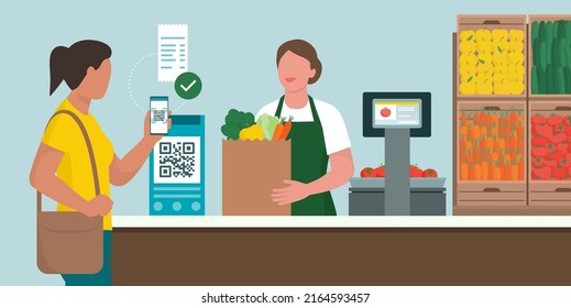 Mujer comprando verduras en la tienda de comestibles, está escaneando un código QR con su smartphone y haciendo un pago de código QR