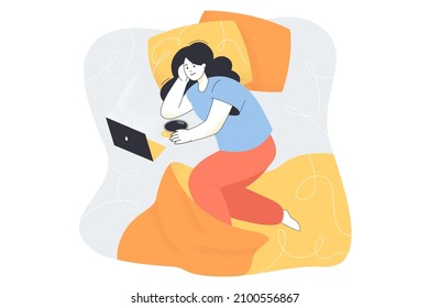 Mujer con ropa informal relajándose, tomando café en la cama, usando un portátil. Niña trabajando o descansando en la habitación en la ilustración vectorial plana dominical. Trabajo desde casa, ambiente acogedor, concepto de estilo de vida