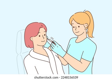 Una clienta sentada en silla recibe procedimientos faciales en un salón de belleza. Las clientas reciben tratamiento facial en el armario o salón de cosmetología. Ilustración vectorial. 