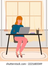 Las mujeres se comunican, trabajan con la computadora. Trabajo a distancia, freelance, oficina doméstica, programación, concepto de entrenamiento. Señora sentada con su ordenador portátil y navegando por Internet. Trabaja independiente desde casa