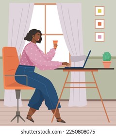 Las mujeres se comunican, trabajan con la computadora. Trabajo a distancia, freelance, oficina doméstica, programación, concepto de entrenamiento. Señora sentada con su ordenador portátil y navegando por Internet. Trabaja independiente desde casa