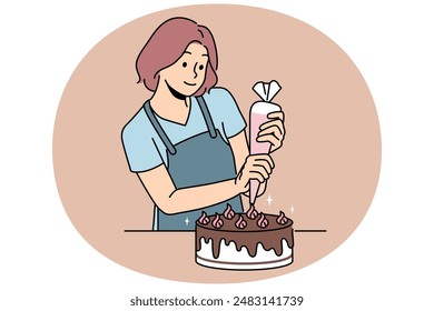 Una pastelera prepara deliciosos pasteles para la fiesta de cumpleaños y decora el postre con chocolate y crema de mantequilla. Chica joven utiliza bolsa de pasteles para preparar pastel dulce para la mesa festiva.