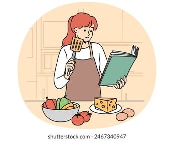 Mujer con libro de cocina está de pie en la cocina con ganas de cocinar deliciosa cena y verduras y queso con huevos. Chica cocinera en delantal utiliza libro de cocina mientras prepara ensalada o aperitivos