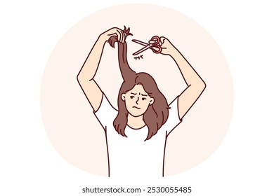 A mulher corta o próprio cabelo por causa da insatisfação com o penteado e as pontas divididas que apareceram devido ao xampu ruim. Menina casual infeliz precisa de cabeleireiro profissional ou xampu melhor.