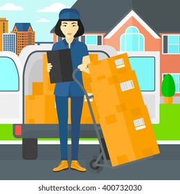 Mujer entregando cajas.