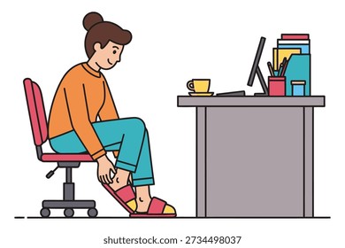 Frau am Schreibtisch mit Computer. Fernarbeit in Freizeitkleidung. Konzentriert auf die Aufgabe. Einrichtung des Home Office. Komfortables Arbeitsumfeld.