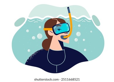 La mujer está buceando con gafas o snorkel para nadar bajo el agua y Explore flora y fauna marina. Chica está interesada en el buceo durante las vacaciones de verano y viajes al mar o al océano resorts